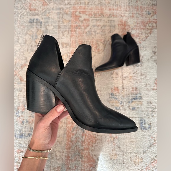 VINCE CAMUTO | Gigietta Bootie - Picture 1 of 9